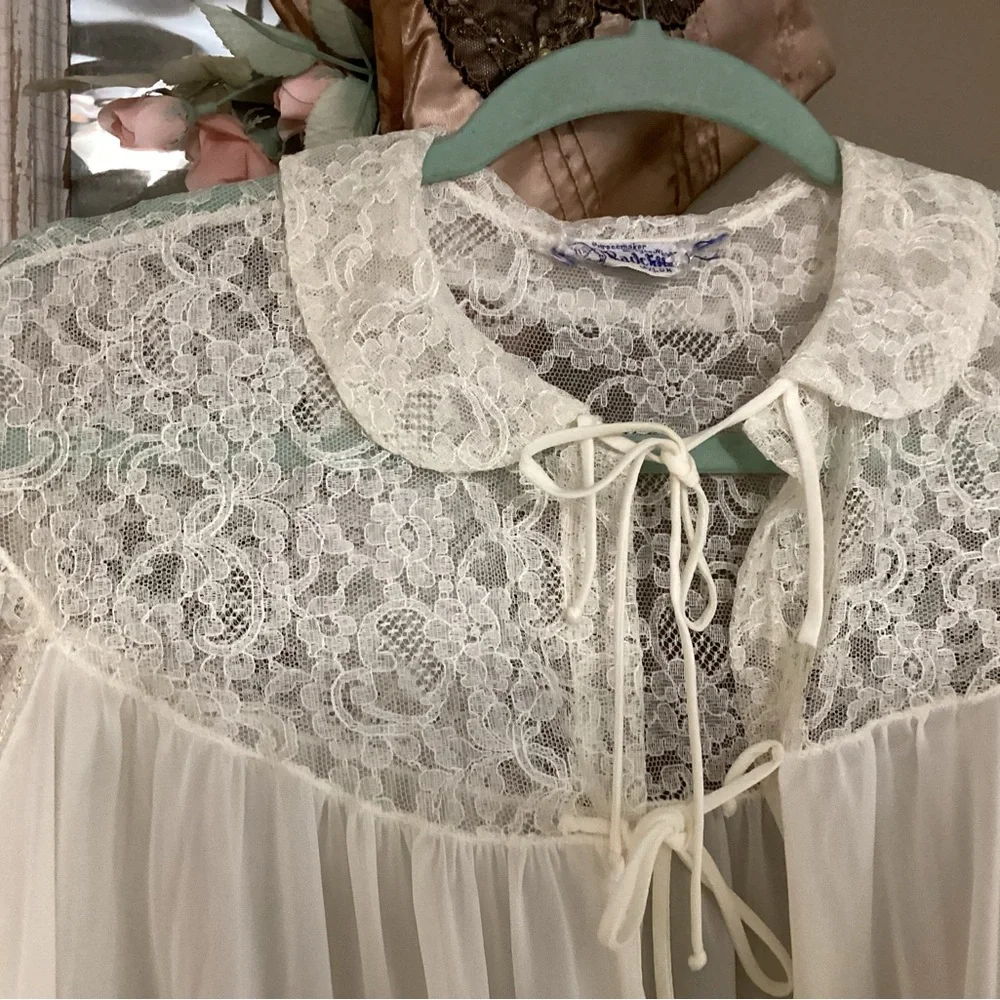 Vintage 1950s lace and nylon robe - Picture 4 of 6